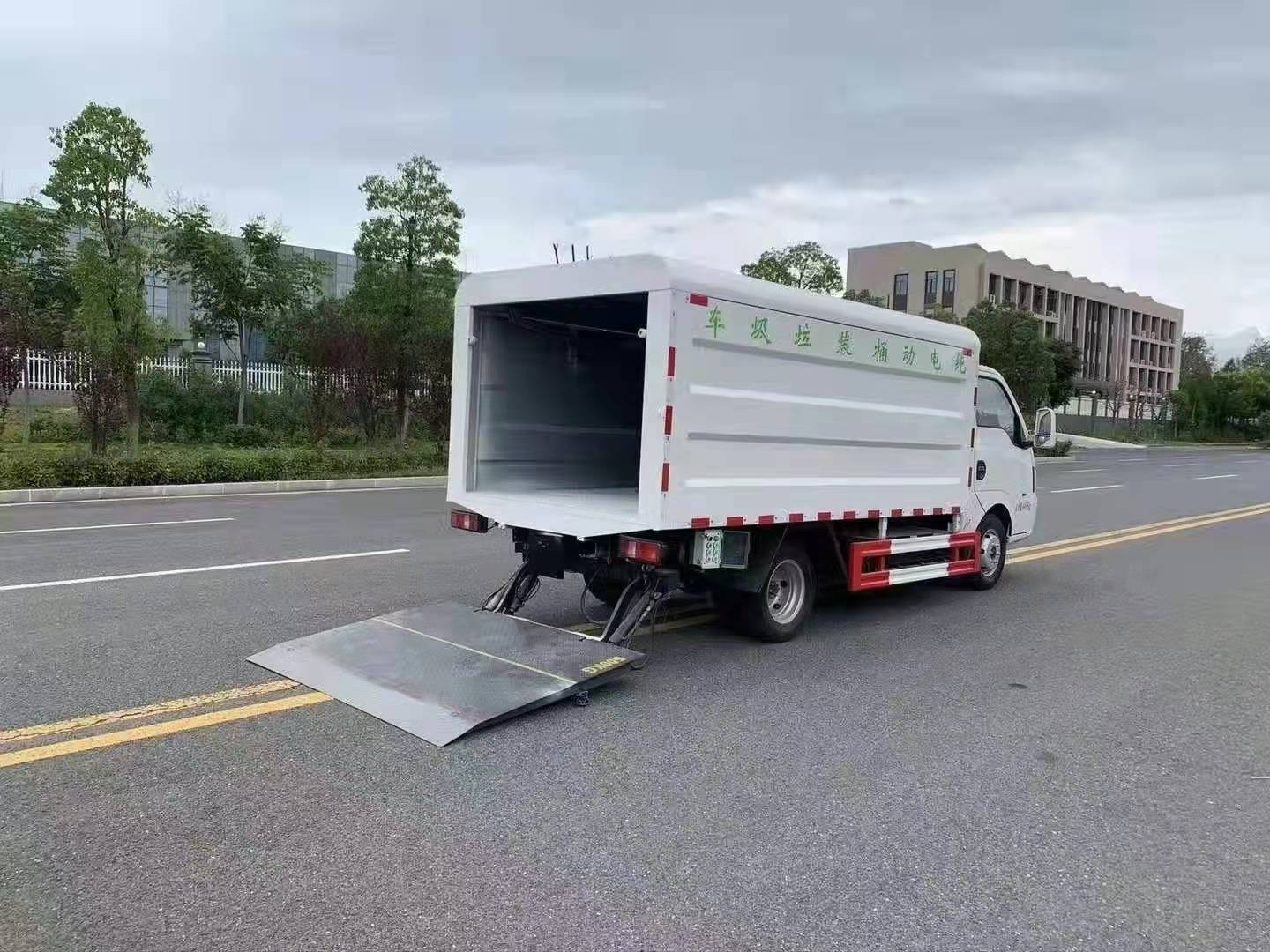 東風華神純電動密封式桶裝垃圾車