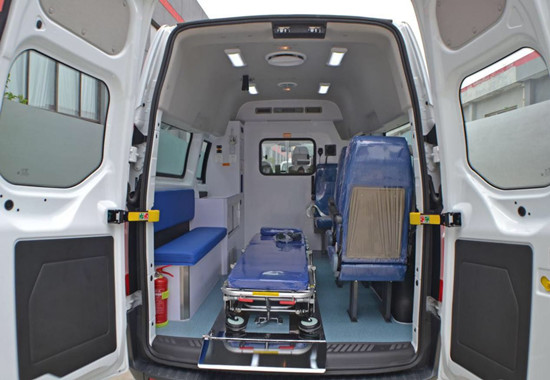國(guó)六福特全順短軸中頂柴油版救護(hù)車