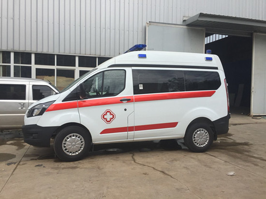 國(guó)六福特全順短軸中頂柴油版救護(hù)車